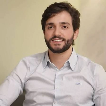 Dr. Rhael Rodrigues sorrindo, em camisa social clara